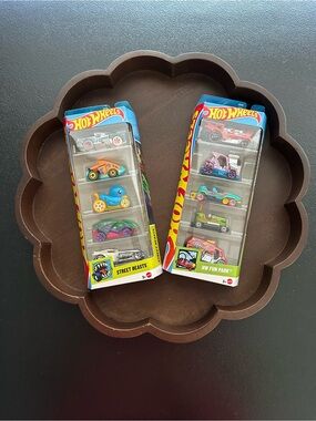 Hot Wheels 5 Pack Green Street Beasts & HW Fun Park JBJ90 & JBJ88
